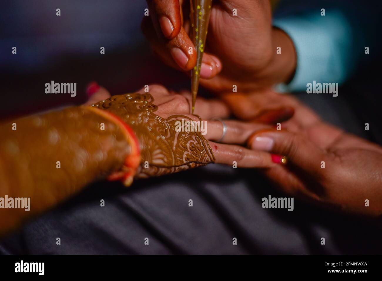 gros plan des mains de la superbe mariée indienne, appliquant hinna sur son mariage. Banque D'Images