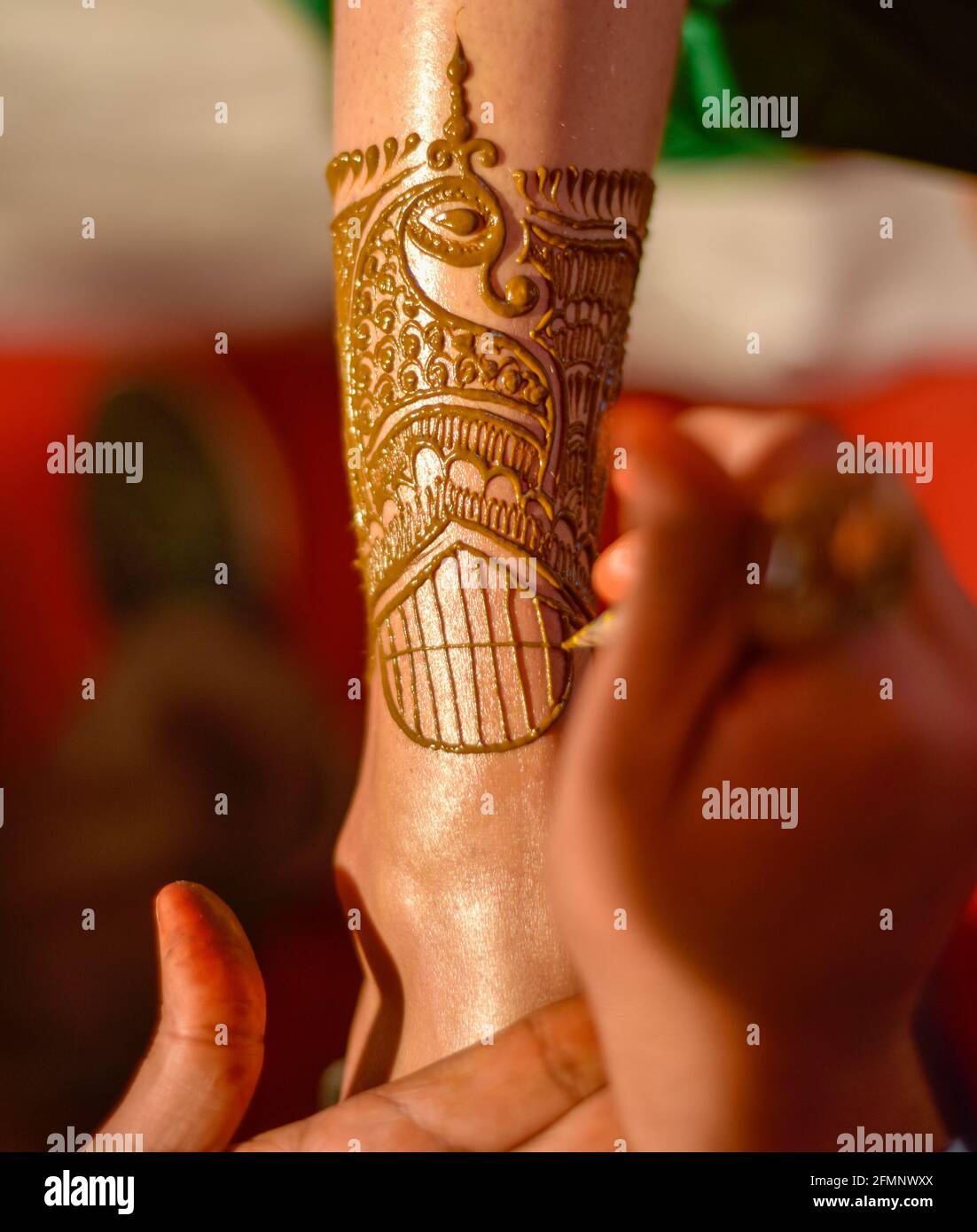 gros plan sur les jambes d'une superbe mariée indienne, appliquant hinna sur son mariage. Banque D'Images
