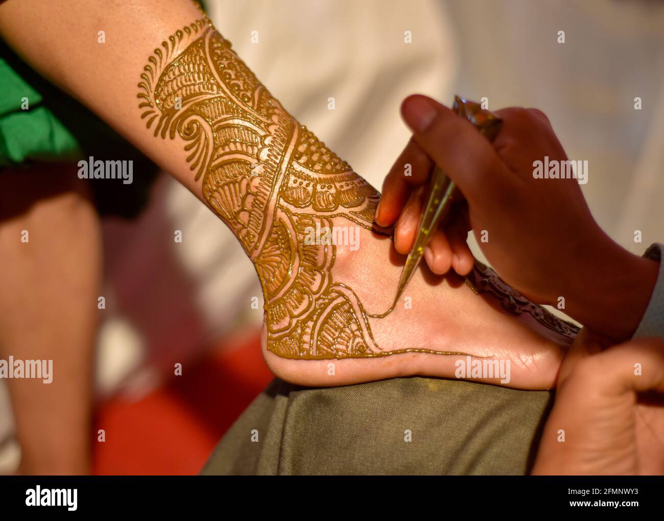 gros plan sur les jambes d'une superbe mariée indienne, appliquant hinna sur son mariage. Banque D'Images