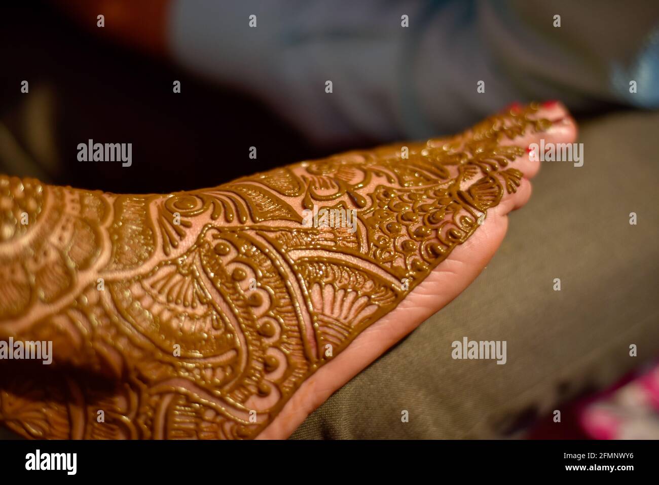 gros plan sur les jambes d'une superbe mariée indienne, appliquant hinna sur son mariage. Banque D'Images
