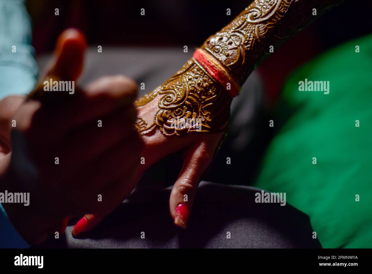 gros plan des mains de la superbe mariée indienne, appliquant hinna sur son mariage. Banque D'Images