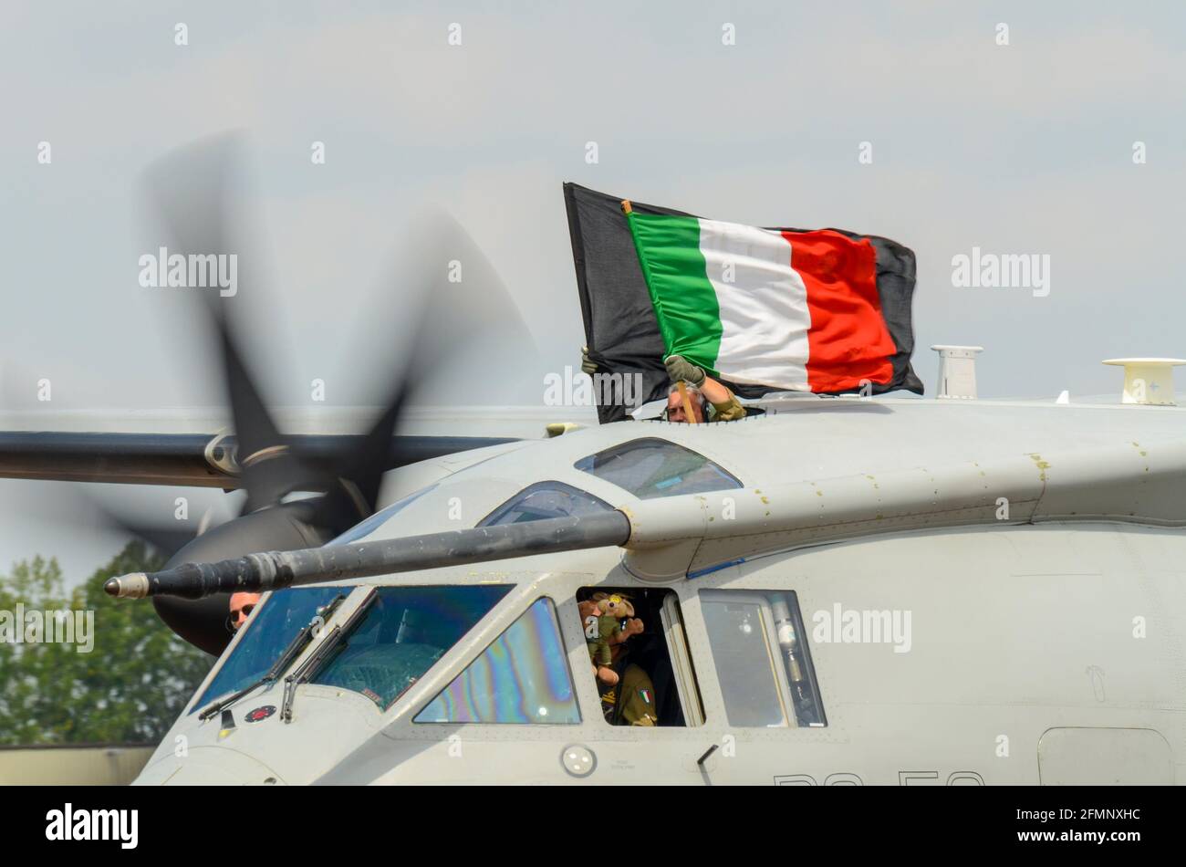 Italian Air Force, Aeronautica Militare Alenia C-27J avion de transport Spartan à Royal International Air Tattoo, RIAT, RAF Fairford, Royaume-Uni. Drapeau d'équipage Banque D'Images