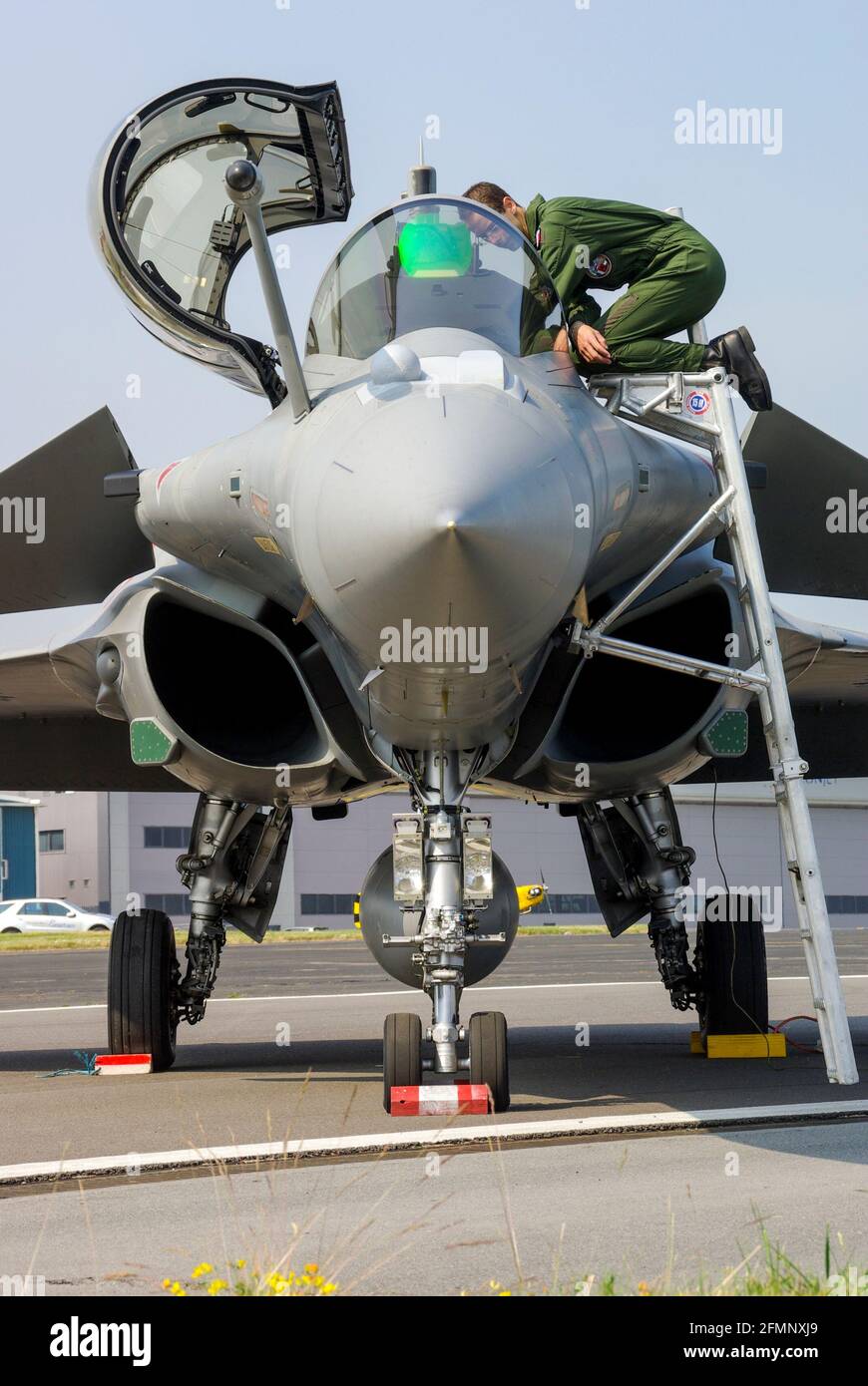 Armee de l'Air, avion de chasse Dassault Rafale B de la Force aérienne sur exposition statique au Biggin Hill Airshow 2010, Kent, Royaume-Uni. Pilote sur l'échelle Banque D'Images