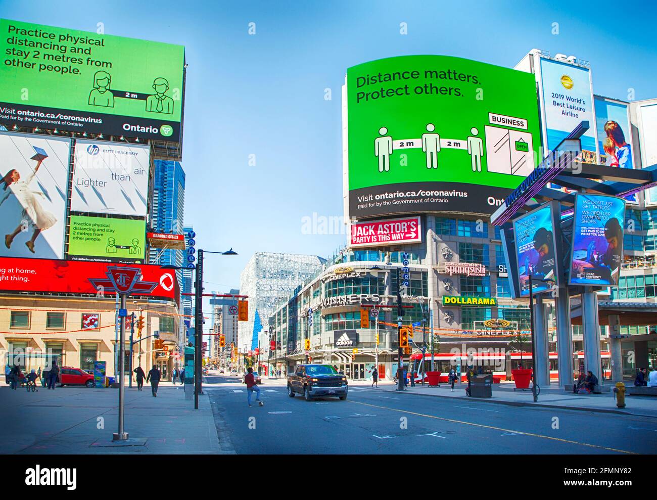 TORONTO, CANADA - le 20 MAI 2020 : panneau d'avertissement d'information sur la quarantaine dans le centre-ville de Toronto sur Yonge et Bloor en raison de la Covid-19. Toronto pendant le C Banque D'Images