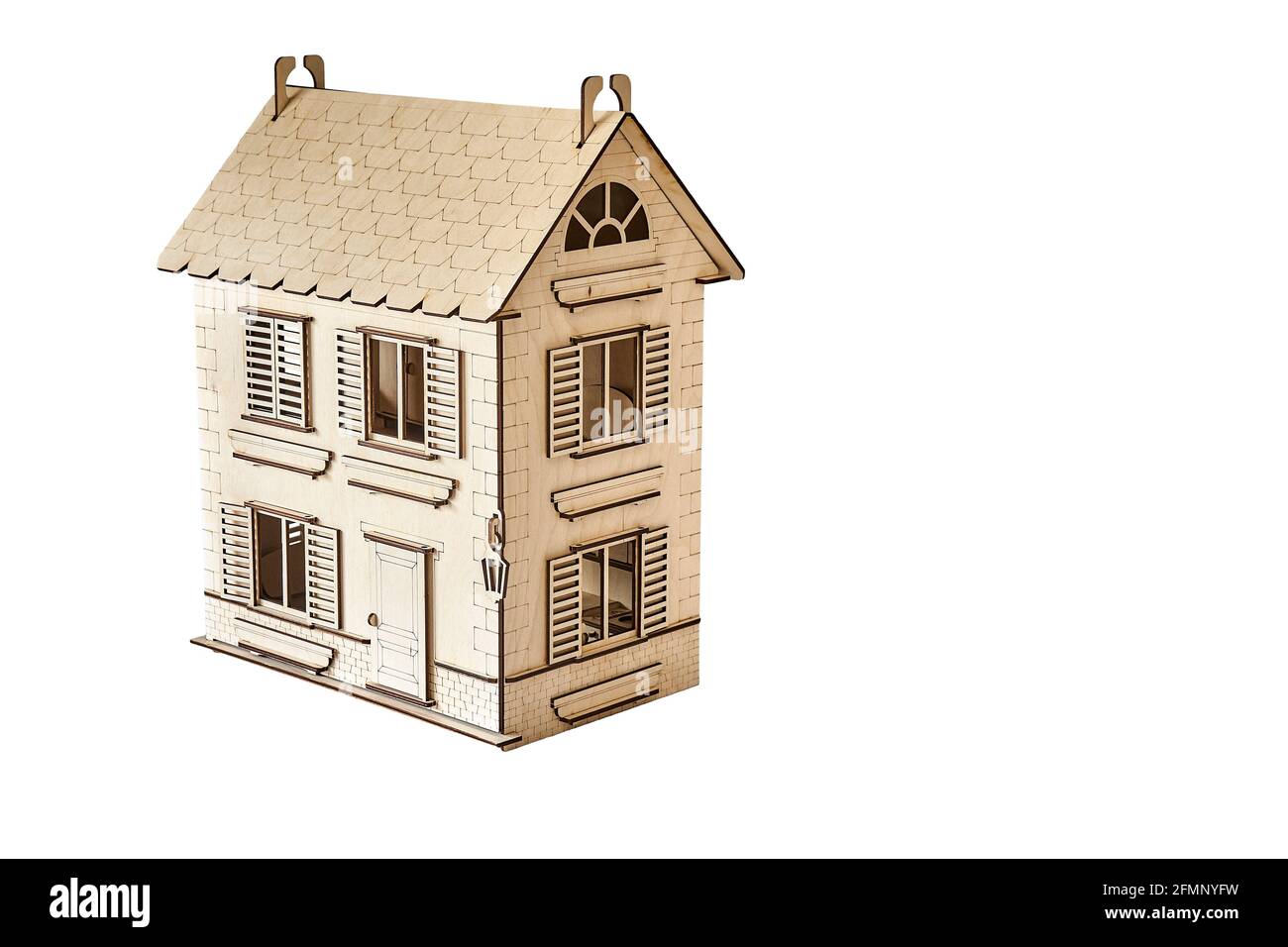 Adorable petite maison de poupée en bois de pli de détails coupés de la feuille avec laser machine isolée sur un fond blanc espace pour le texte Banque D'Images