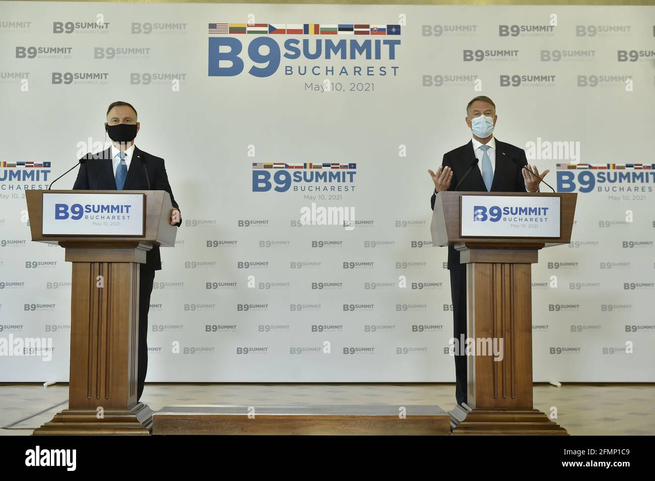 (210511) -- BUCAREST, le 11 mai 2021 (Xinhua) -- le président roumain, Klaus Iohannis (R), et le président polonais, Andrzej Duda, tiennent une conférence de presse après le Sommet virtuel du format neuf (B9) de Bucarest, en Roumanie, le 10 mai 2021. Le format du Sommet virtuel des neuf (B9) de Bucarest a pris fin lundi avec une déclaration commune, exprimant l'attente et le soutien des pays participants au prochain Sommet de l'OTAN pour prendre des décisions substantielles et futures visant à renforcer l'architecture de dissuasion et de défense de l'alliance. (Présidence roumaine/document via Xinhua) Banque D'Images