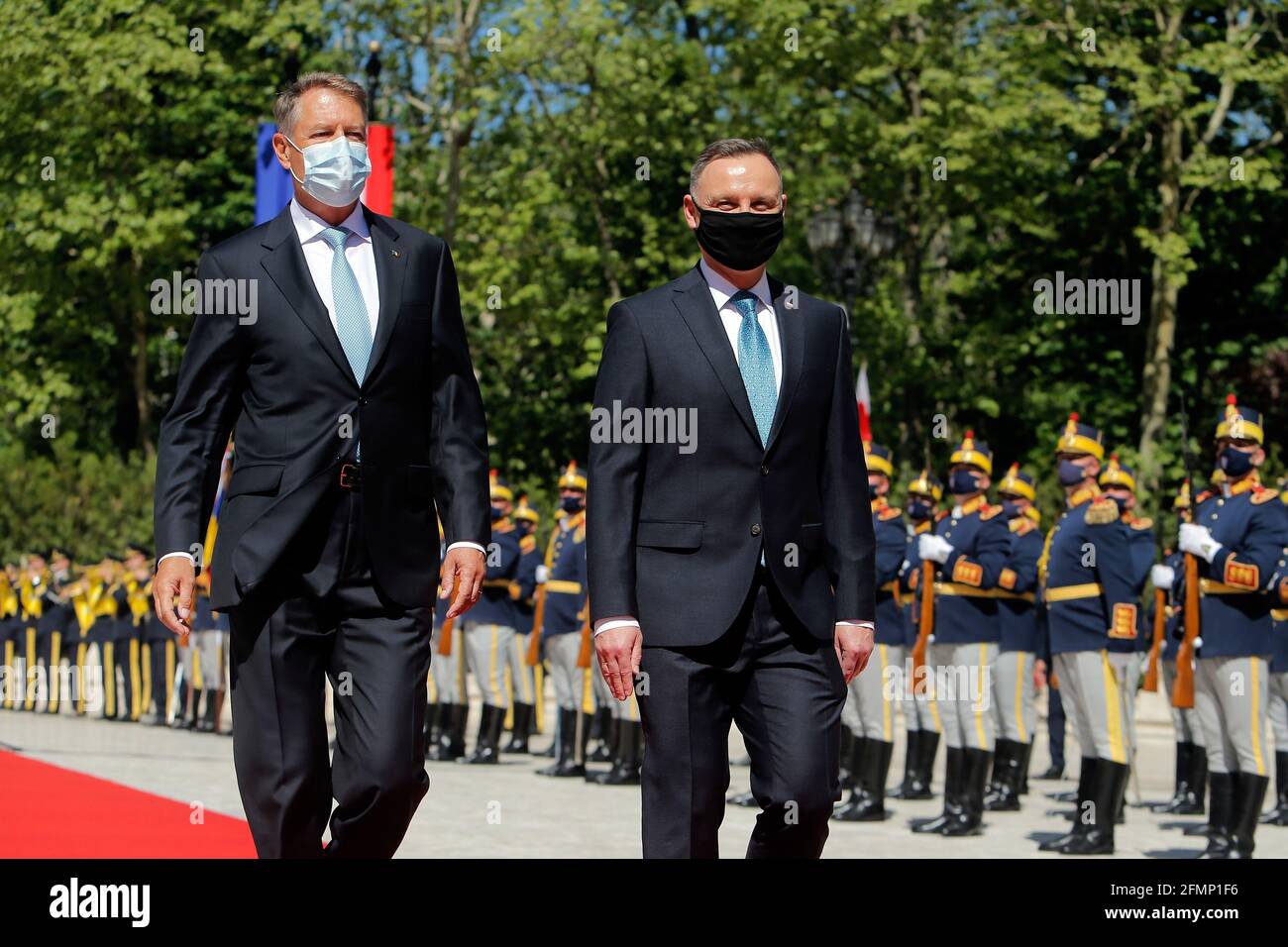 Bucarest, Roumanie. 10 mai 2021. Le président roumain Klaus Iohannis (L) et son homologue polonais Andrzej Duda examinent une garde d'honneur lors d'une cérémonie d'accueil au Palais présidentiel de Cotroceni à Bucarest, Roumanie, le 10 mai 2021. Credit: Cristian Cristel/Xinhua/Alay Live News Banque D'Images