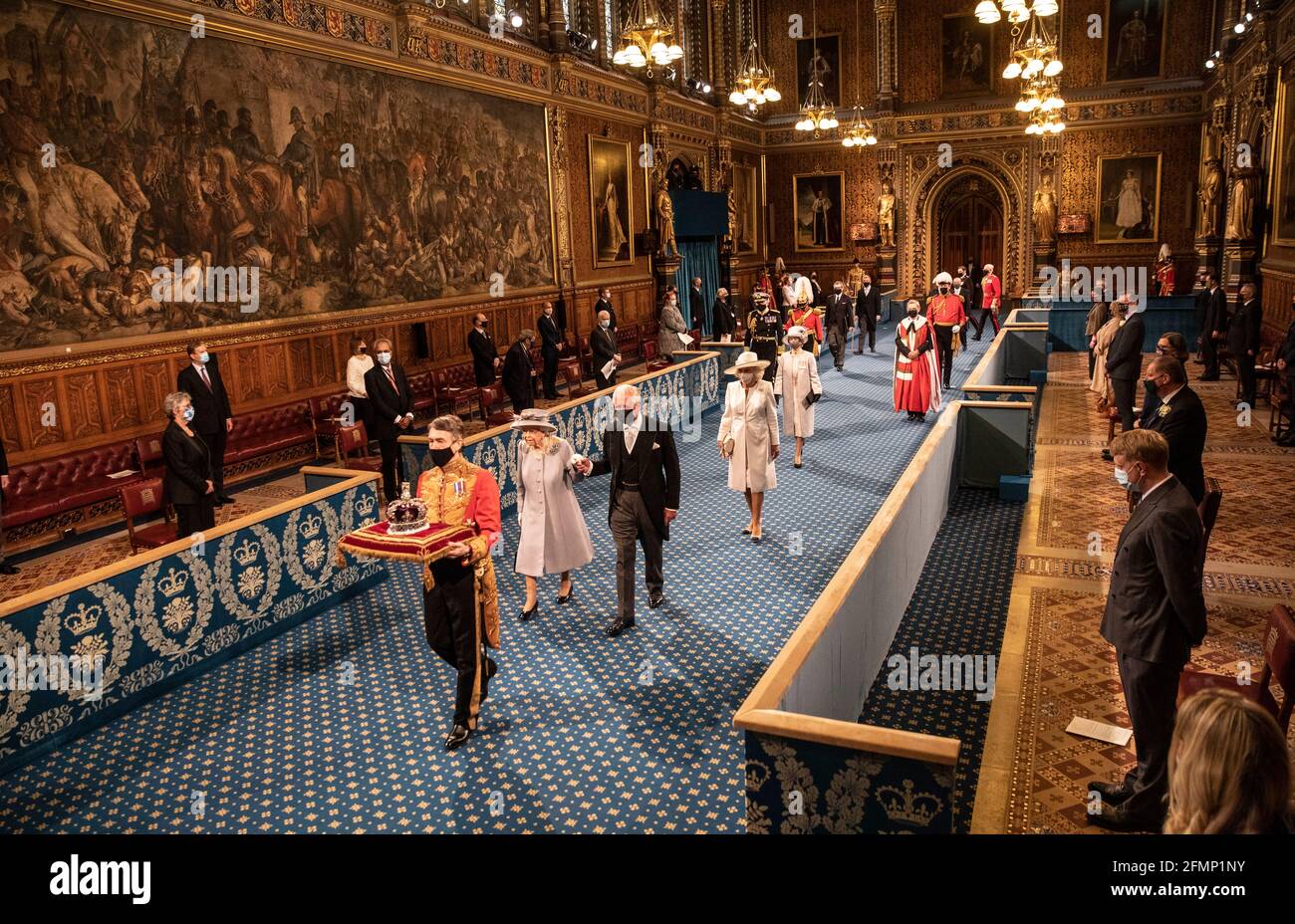 La reine Elizabeth II, accompagnée du prince de Galles, passe par la Galerie royale avant de donner le discours de la reine lors de l'ouverture du Parlement à la Chambre des Lords au Palais de Westminster à Londres. Date de la photo: Mardi 11 mai 2021. Banque D'Images