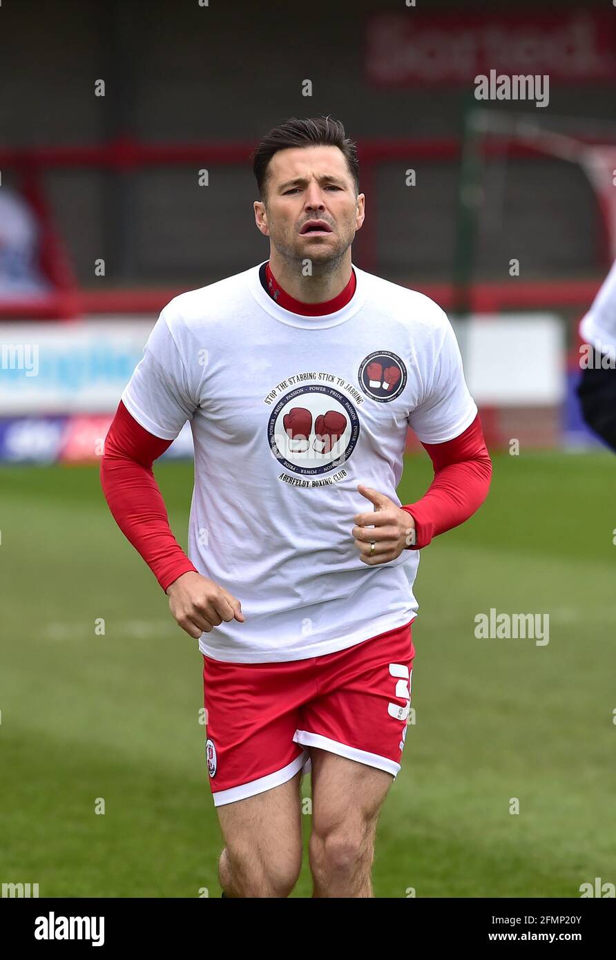 Mark Wright de Crawley et l'ancienne star de TOWIE portant le T-shirt Stop The Stabbing Stick to Jabbing pendant l'échauffement avant le match de la Sky Bet League deux entre Crawley Town et Bolton Wanderers au People's Pension Stadium , Crawley , Royaume-Uni - 8 mai 2021 - USAGE ÉDITORIAL SEULEMENT aucune utilisation avec des services audio, vidéo, données, listes de présentoirs, logos de clubs/ligue ou "live" non autorisés. Utilisation en ligne limitée à 120 images, pas d'émulation vidéo. Aucune utilisation dans les Paris, les jeux ou les publications de club/ligue/joueur unique Banque D'Images