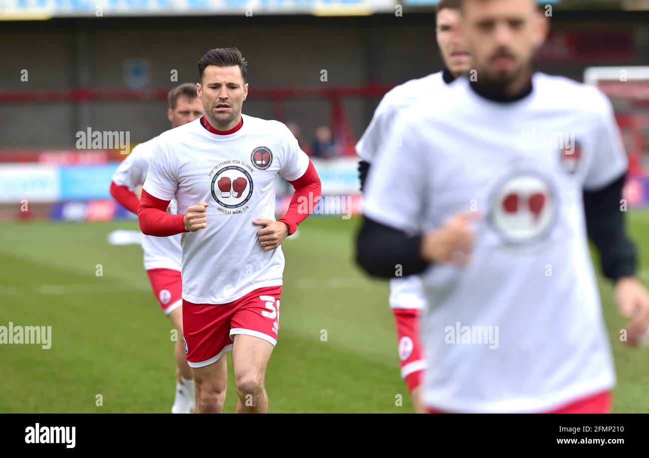 Mark Wright de Crawley et l'ancienne star de TOWIE portant le T-shirt Stop The Stabbing Stick to Jabbing pendant l'échauffement avant le match de la Sky Bet League deux entre Crawley Town et Bolton Wanderers au People's Pension Stadium , Crawley , Royaume-Uni - 8 mai 2021 - USAGE ÉDITORIAL SEULEMENT aucune utilisation avec des services audio, vidéo, données, listes de présentoirs, logos de clubs/ligue ou "live" non autorisés. Utilisation en ligne limitée à 120 images, pas d'émulation vidéo. Aucune utilisation dans les Paris, les jeux ou les publications de club/ligue/joueur unique Banque D'Images