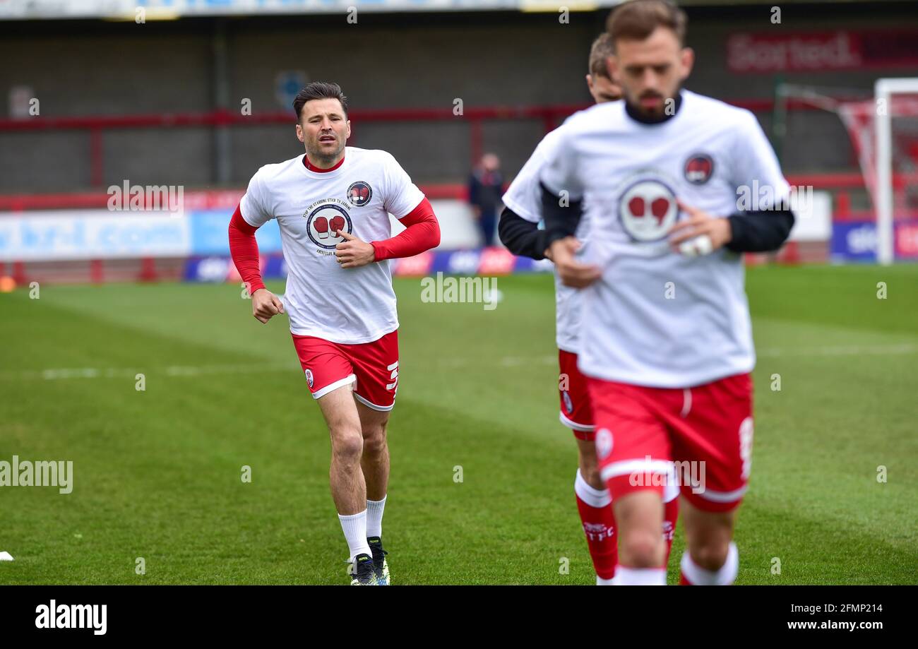 Mark Wright de Crawley et l'ancienne star de TOWIE portant le T-shirt Stop The Stabbing Stick to Jabbing pendant l'échauffement avant le match de la Sky Bet League deux entre Crawley Town et Bolton Wanderers au People's Pension Stadium , Crawley , Royaume-Uni - 8 mai 2021 - USAGE ÉDITORIAL SEULEMENT aucune utilisation avec des services audio, vidéo, données, listes de présentoirs, logos de clubs/ligue ou "live" non autorisés. Utilisation en ligne limitée à 120 images, pas d'émulation vidéo. Aucune utilisation dans les Paris, les jeux ou les publications de club/ligue/joueur unique Banque D'Images