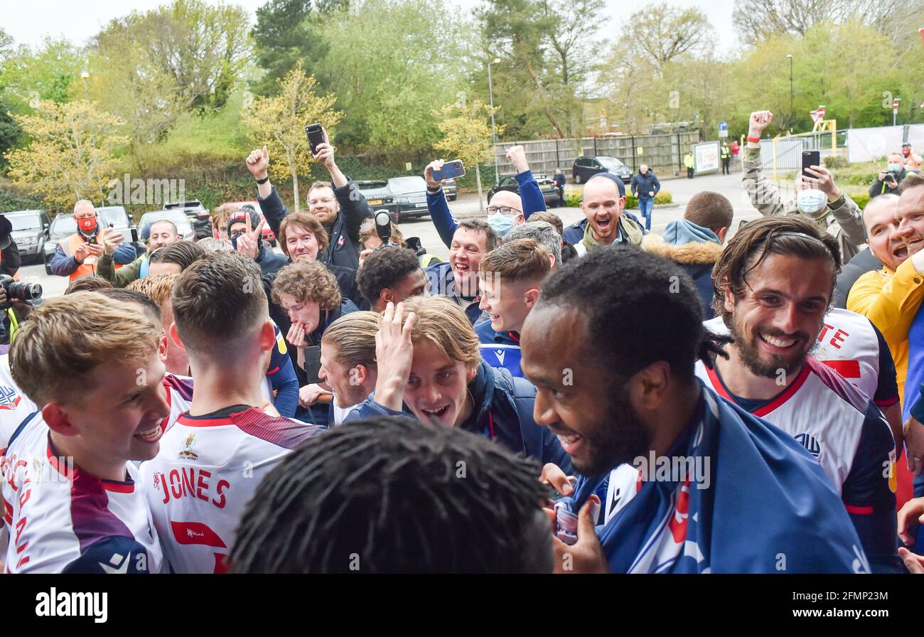Les joueurs de Bolton célèbrent la promotion avec leurs fans à l'extérieur du stade après leur victoire de 4-1 contre Crawley dans le Sky Bet League deux match entre Crawley Town et Bolton Wanderers au People's Pension Stadium , Crawley , Royaume-Uni - 8 mai 2021 - USAGE ÉDITORIAL SEULEMENT aucune utilisation avec des services audio, vidéo, données, listes de présentoirs, logos de clubs/ligue ou "live" non autorisés. Utilisation en ligne limitée à 120 images, pas d'émulation vidéo. Aucune utilisation dans les Paris, les jeux ou les publications de club/ligue/joueur unique Banque D'Images