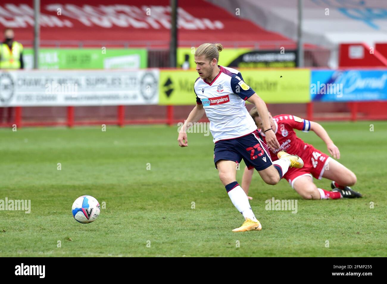 Lloyd Isgrove de Bolton s'éloigne pour marquer son quatrième but lors du match Sky Bet League Two entre Crawley Town et Bolton Wanderers au People's Pension Stadium , Crawley , Royaume-Uni - 8 mai 2021 UTILISATION ÉDITORIALE SEULEMENT pas d'utilisation avec des fichiers audio, vidéo, données, listes de structures non autorisés, logos de club/ligue ou services "en direct". Utilisation en ligne limitée à 120 images, pas d'émulation vidéo. Aucune utilisation dans les Paris, les jeux ou les publications de club/ligue/joueur unique Banque D'Images