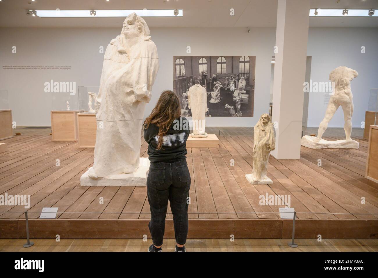 Tate Modern, Londres, Royaume-Uni. 11 mai 2021. Tate Modern rouvre le 17 mai 2021 avec l'exposition EY: The Making of Rodin. Avec plus de 200 œuvres, dont beaucoup n’ont jamais été exposées en dehors de la France, l’exposition offrira un aperçu unique des façons de penser et de faire de Rodin, grâce à une collaboration unique avec le Musée Rodin, qui a offert à Tate un accès sans précédent à leur collection. Image : (à gauche) Rodin, Balzac, Monumental, Musée Rodin, Paris. Crédit : Malcolm Park/Alay Live News. Banque D'Images