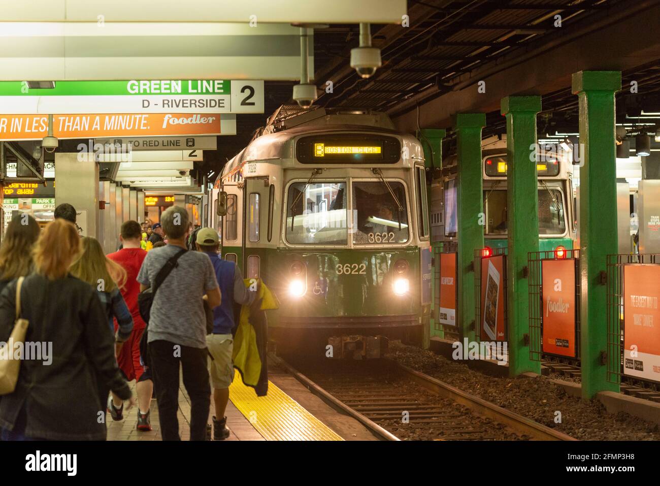 Passagers à bord d'une voiture Green Line (tramway, train) en direction de Boston College à Park Street sur le métro MBTA Banque D'Images