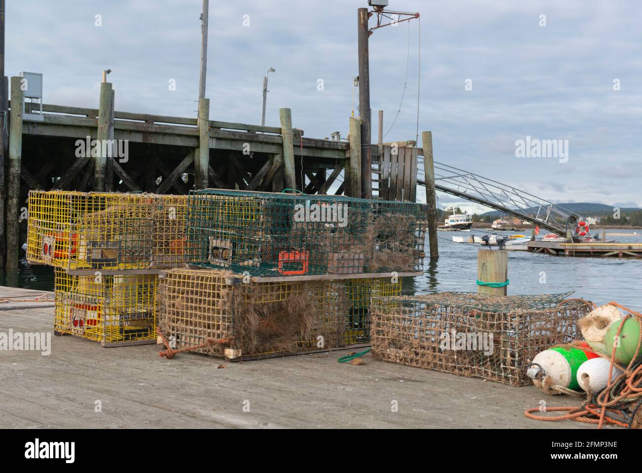 Des marmites de homard et des flotteurs sur la jetée de Tremont Harbour, Bernard, sur Mount Desert Island, Maine Banque D'Images
