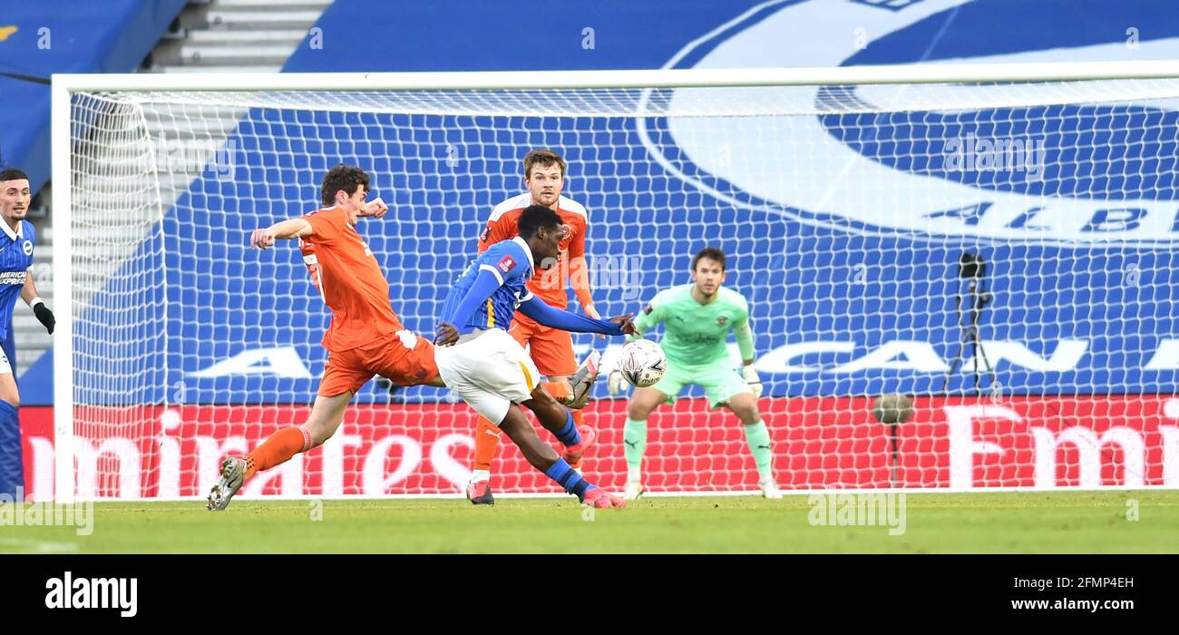 Yves Bissouma de Brighton marque le premier but avec un tir à longue portée dans la première moitié lors du match de quatrième tour de la coupe Emirates FA entre Brighton et Hove Albion et Blackpool Town à l'American Express Stadium , Brighton , Royaume-Uni - 23 janvier 2021 - usage éditorial uniquement DATACO Banque D'Images