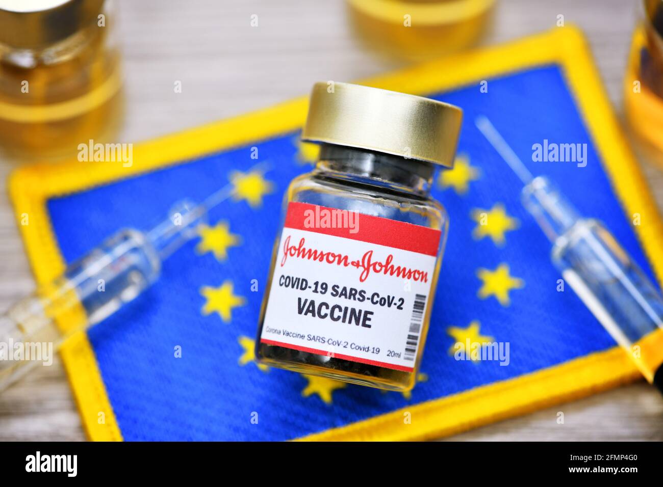 Covid Vaccine of Johnson and Johnson devant le drapeau de l'UE, image symbolique Banque D'Images