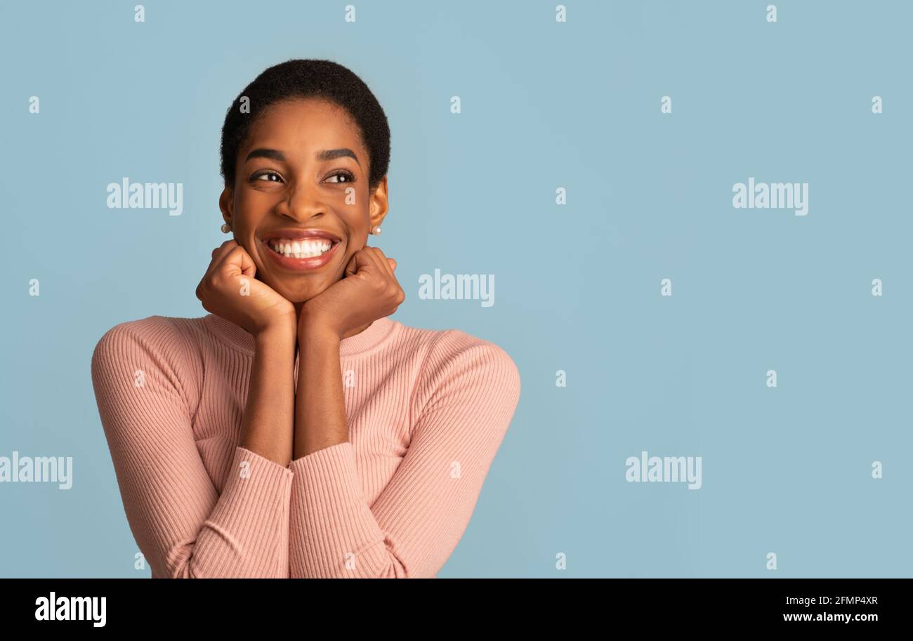 Portrait d'une femme afro-américaine heureuse surprise en contact avec le visage Excitation Banque D'Images