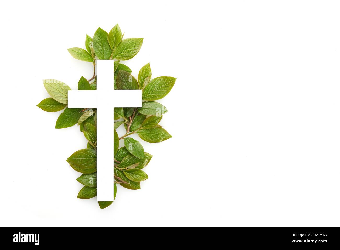 La croix chrétienne de feuilles vertes. Baptême, Pâques, arrière-plan de vacances d'église Banque D'Images