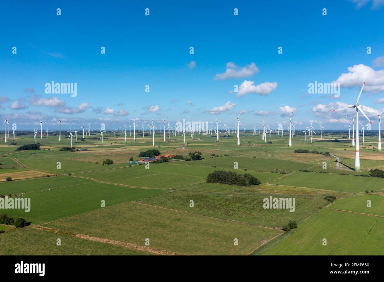 Vue aérienne avec parc éolien, Arle, Basse-Saxe, Allemagne, Europe Banque D'Images