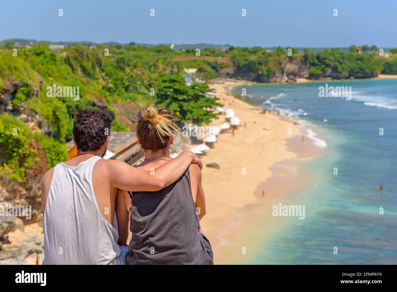 BALAGUERE, INDONÉSIE - 10 mai 2021: Plage de Balangan, Bali, Indonésie : 2018 avril 29 : Jeune couple au point de passage de la plage de Balangan, Bali, Indonésie Banque D'Images