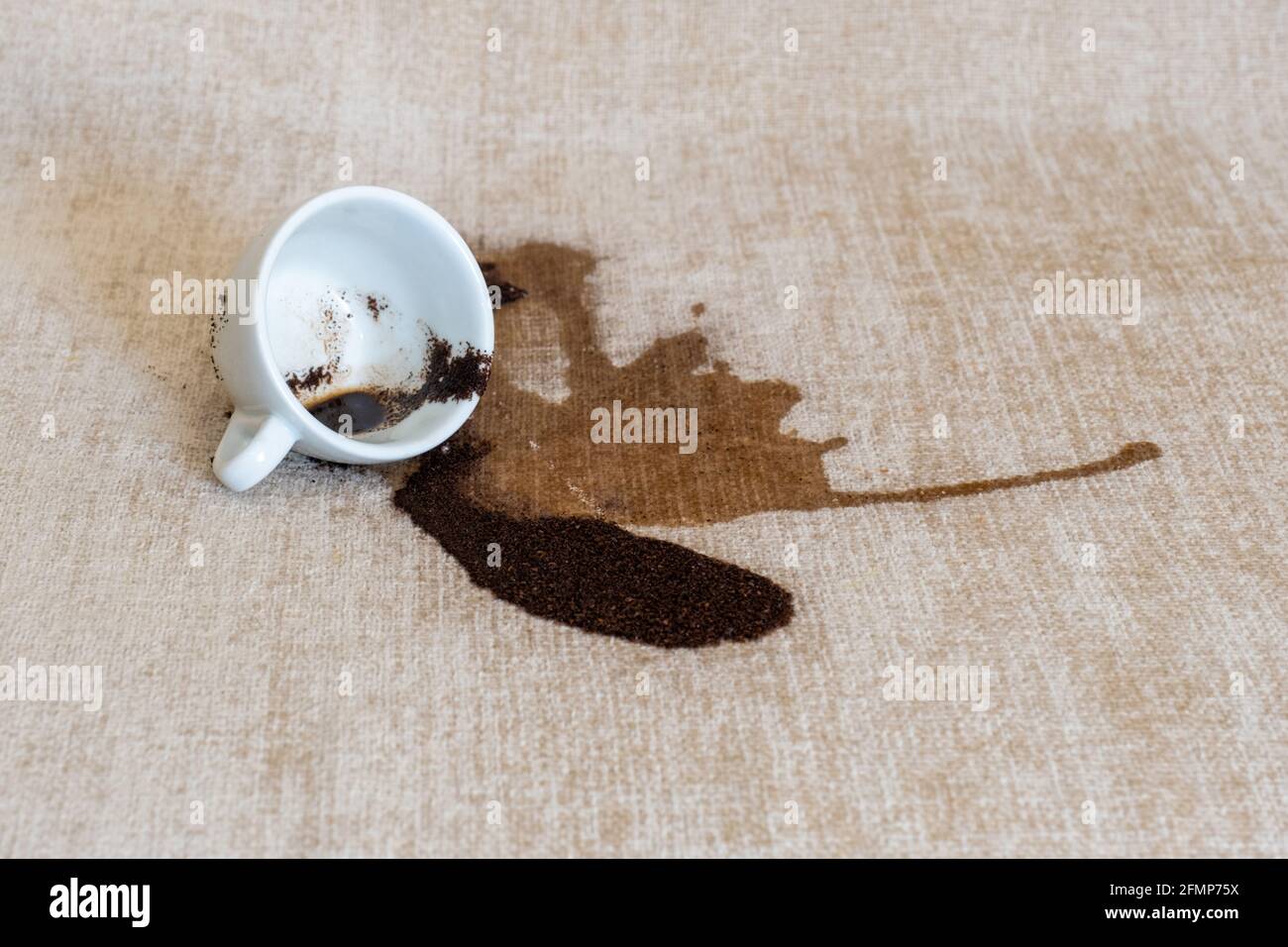 Tasse de café renversée sur le canapé avec des taches sales Photo Stock -  Alamy