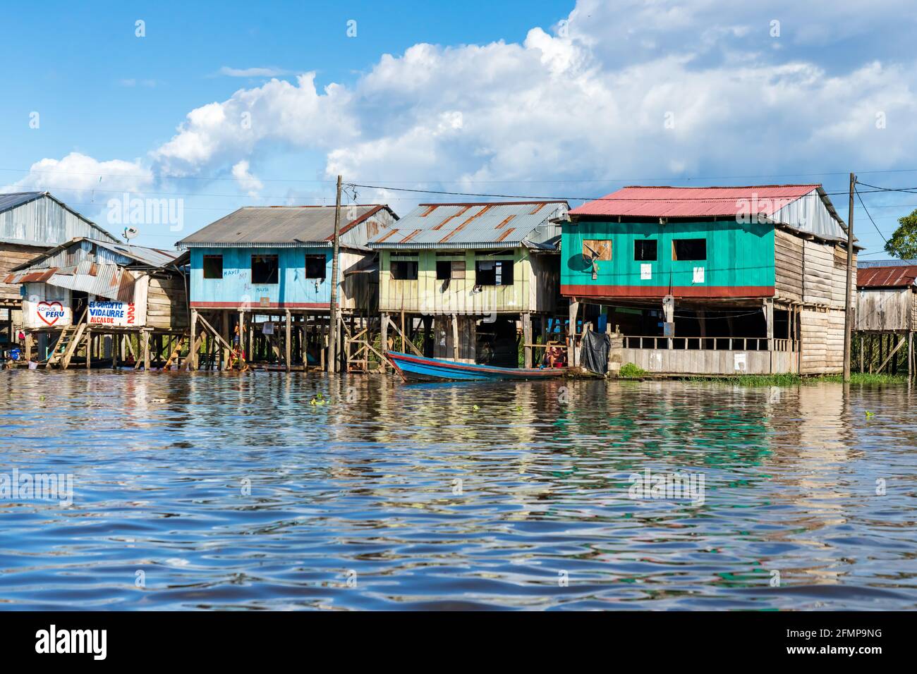 Belen est au bord de la ville d'Iquitos et abrite des maisons flottantes et des maisons sur pilotis, où la pauvreté est la règle Banque D'Images