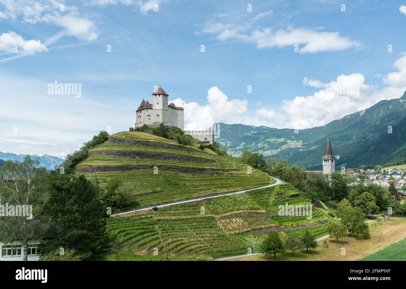 Château de Burg Gutenberg au sommet d'une colline verdoyante à Burg Gutenberg au Liechtenstein. Banque D'Images