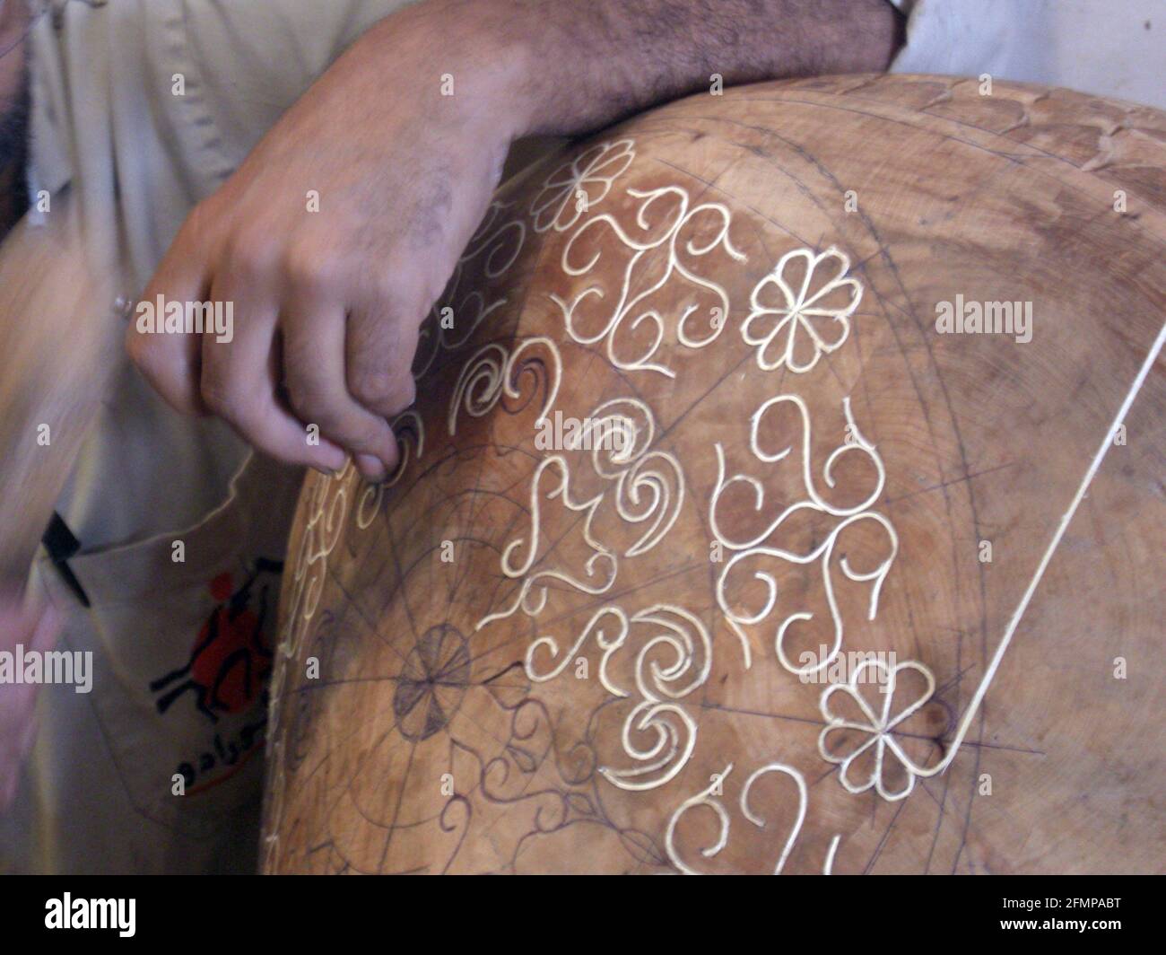 Maroc, Essaouira, artisan travaillant avec le bois Banque D'Images