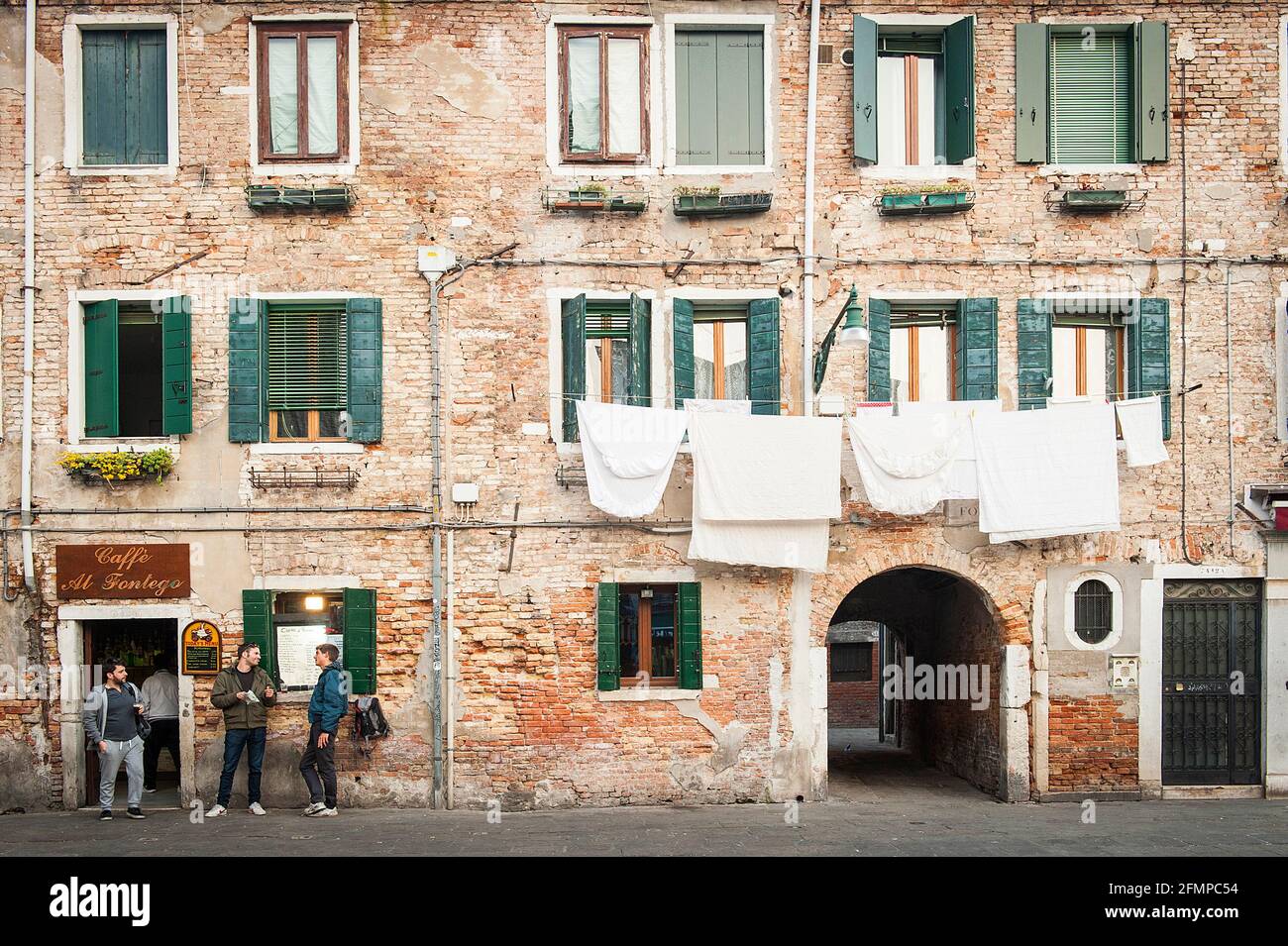 Café Al Fontego, un café-bar à Campo Santa Margherita, l'une des places les plus pittoresques de la ville située dans le quartier Dorsoduro, Venise, IT Banque D'Images