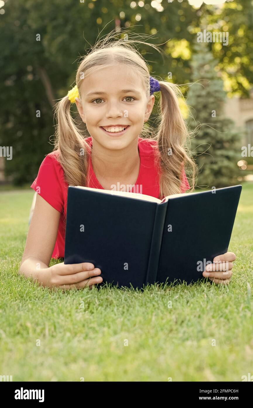 Club De Lecture D Ete Bonne Fille A Lu Le Livre Sur L Herbe Verte Liste De Lecture Estivale Vacances D Ete Vacances Scolaires Loisirs Et Loisirs En Savoir Plus Photo Stock Alamy