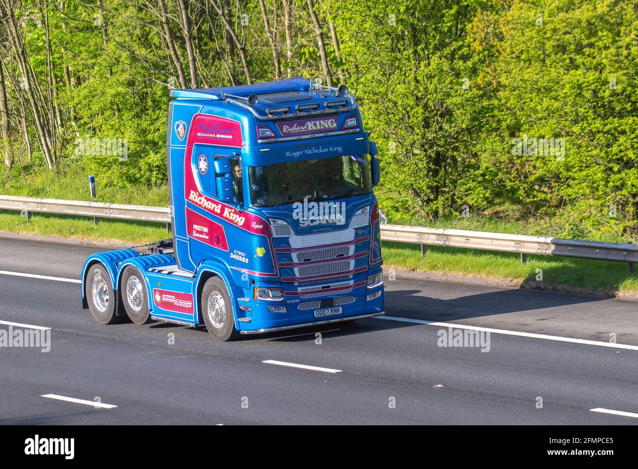 Richard King Haulage Ltd Cargo & Freight Company ; camions de livraison, camions, véhicules lourds, transport, camion, Porte-bagages, véhicule, industrie européenne du transport commercial HGV, M6 à Manchester, Royaume-Uni Banque D'Images