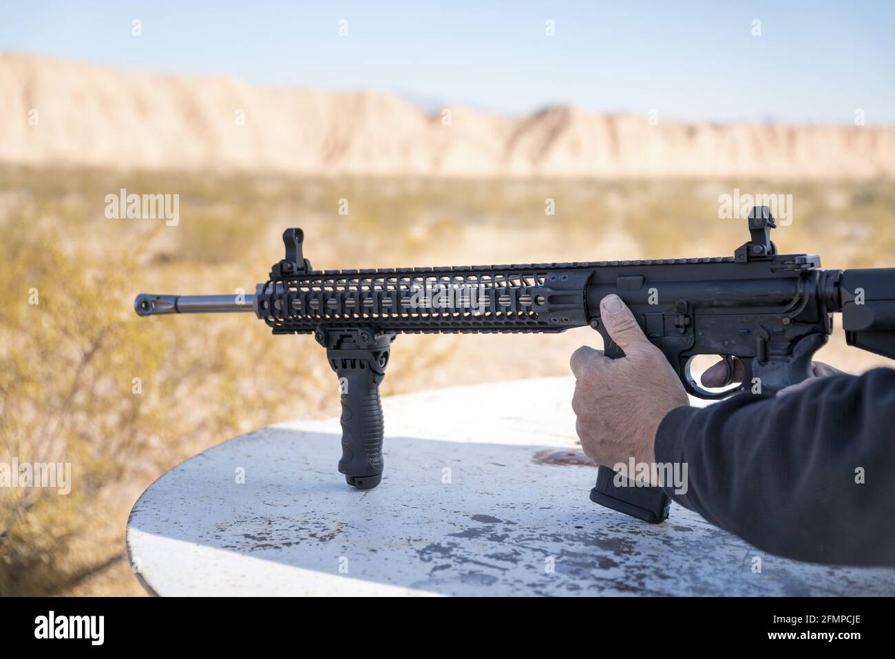 Arme de poing avec un fusil à portée de main Banque D'Images