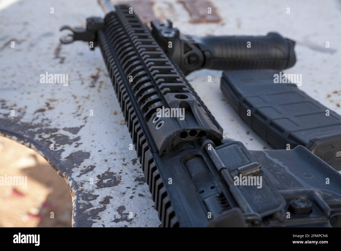 Arme de poing avec une carabine sur fond sombre Banque D'Images