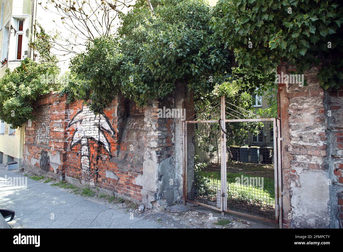 Berlin, Allemagne. 11 mai 2021. Une croissance sauvage s'est formée sur les ruines d'un immeuble d'appartements à Metfesselstraße 7 à Berlin-Kreuzberg, où le premier ordinateur fonctionnel au monde a été inventé. Dans le salon de ses parents, Konrad Zuse a développé une machine à calculer qui ferait automatiquement les calculs fastidieux des ingénieurs de la structure. C'était le précurseur du premier ordinateur numérique au monde. Ce premier ordinateur fonctionnel, le Z3, a été mis en service pour la première fois il y a exactement 80 ans - le 12 mai 1941. Credit: Wolfgang Kumm/dpa/Alay Live News Banque D'Images