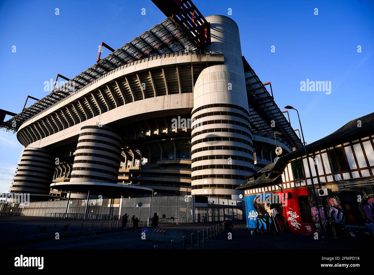 Milan, Italie. 14 février 2021. L'artiste de rue Stefania Marchetto connu sous le nom de SteReal peint une murale représentant Romelu Lukaku du FC Internazionale et Zlatan Ibrahimovic de l'AC Milan. Une fresque représentant Romelu Lukaku du FC Internazionale et Zlatan Ibrahimovic de l'AC Milan a été peinte par les artistes de rue Stefania Marchetto connu sous le nom de SteReal et Marco Mantovani connu sous le nom de KayOne près du stadio Giuseppe Meazza également connu sous le nom de San Siro. Credit: Nicolò Campo/Alay Live News Banque D'Images