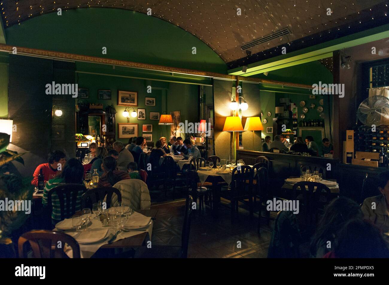 Intérieur du restaurant Damm atra situé à Milan, pendant une soirée de travail typique tandis que les clients mangent et boivent aux tables, Milan, Italie, L Banque D'Images