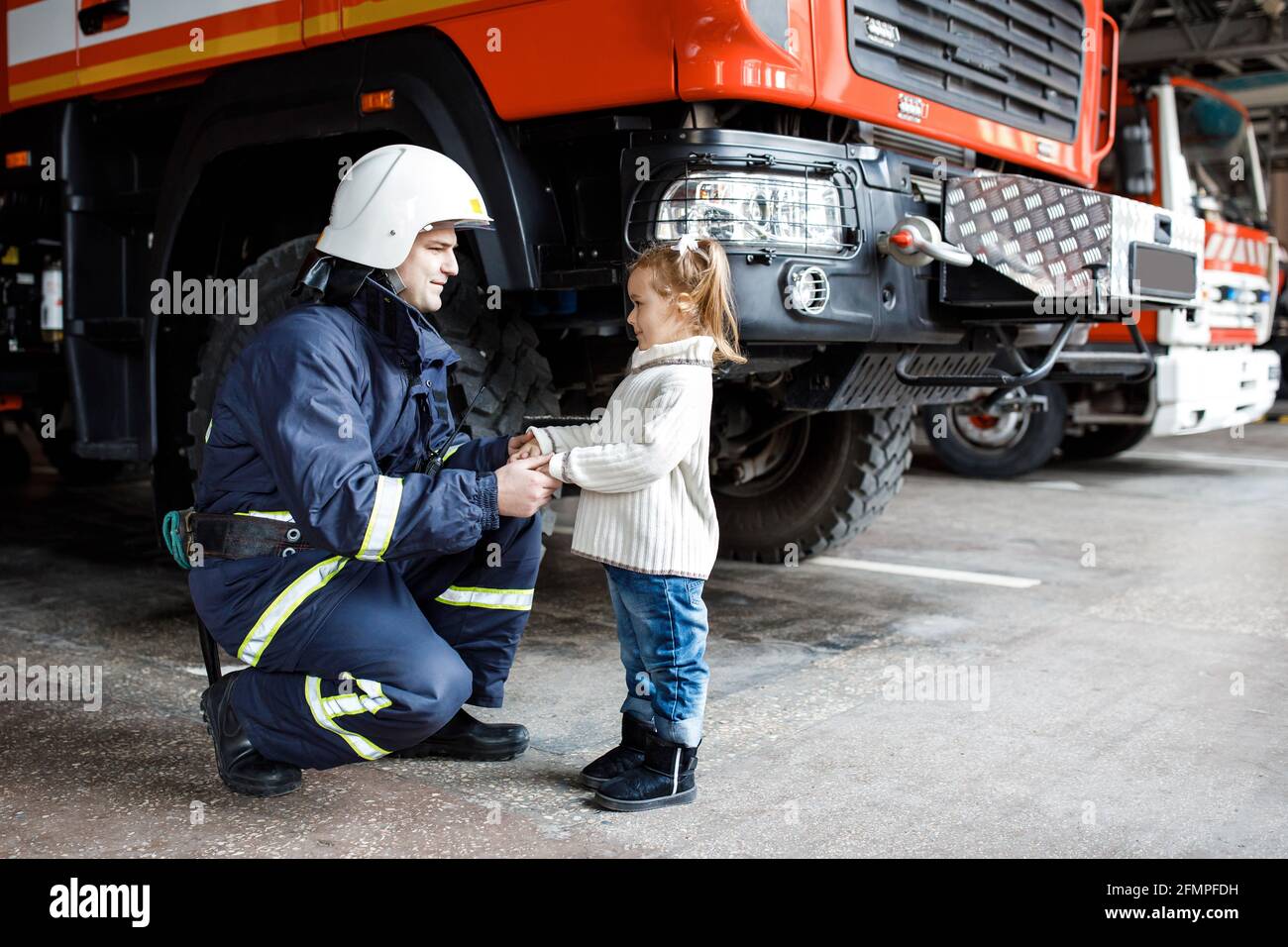 Firefighter Rescue Child Banque De Photographies Et D Images A Haute Resolution Alamy Firefighter Rescue Child Banque De Photographies Et D Images A Haute Resolution Alamy