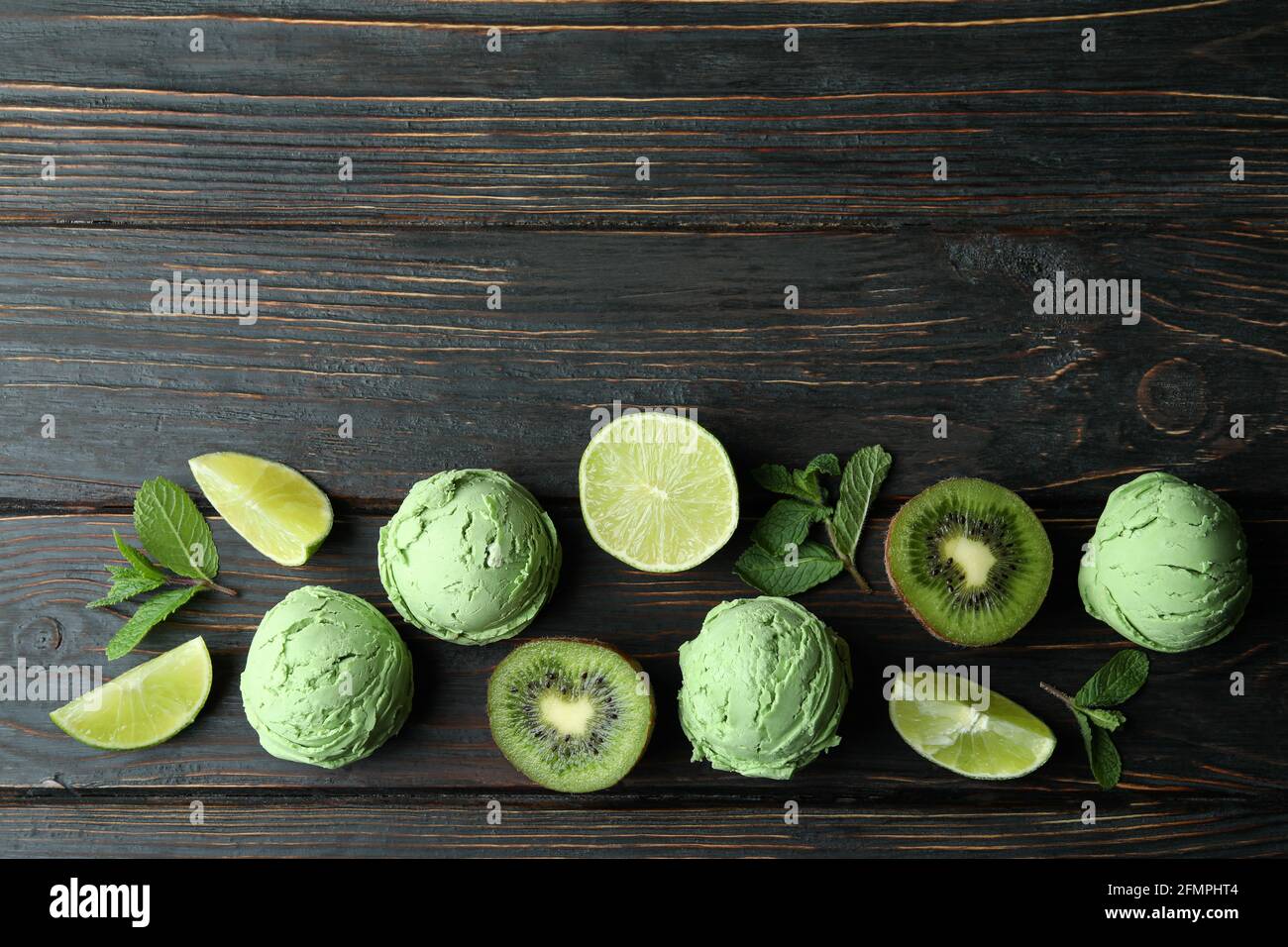 Boules de glace à la menthe et ingrédients sur fond de bois Banque D'Images