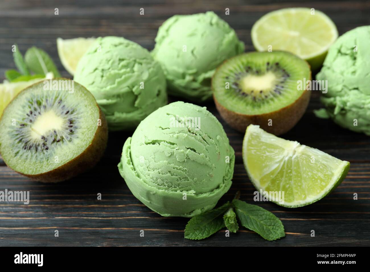 Boules de glace à la menthe et ingrédients sur fond de bois Banque D'Images