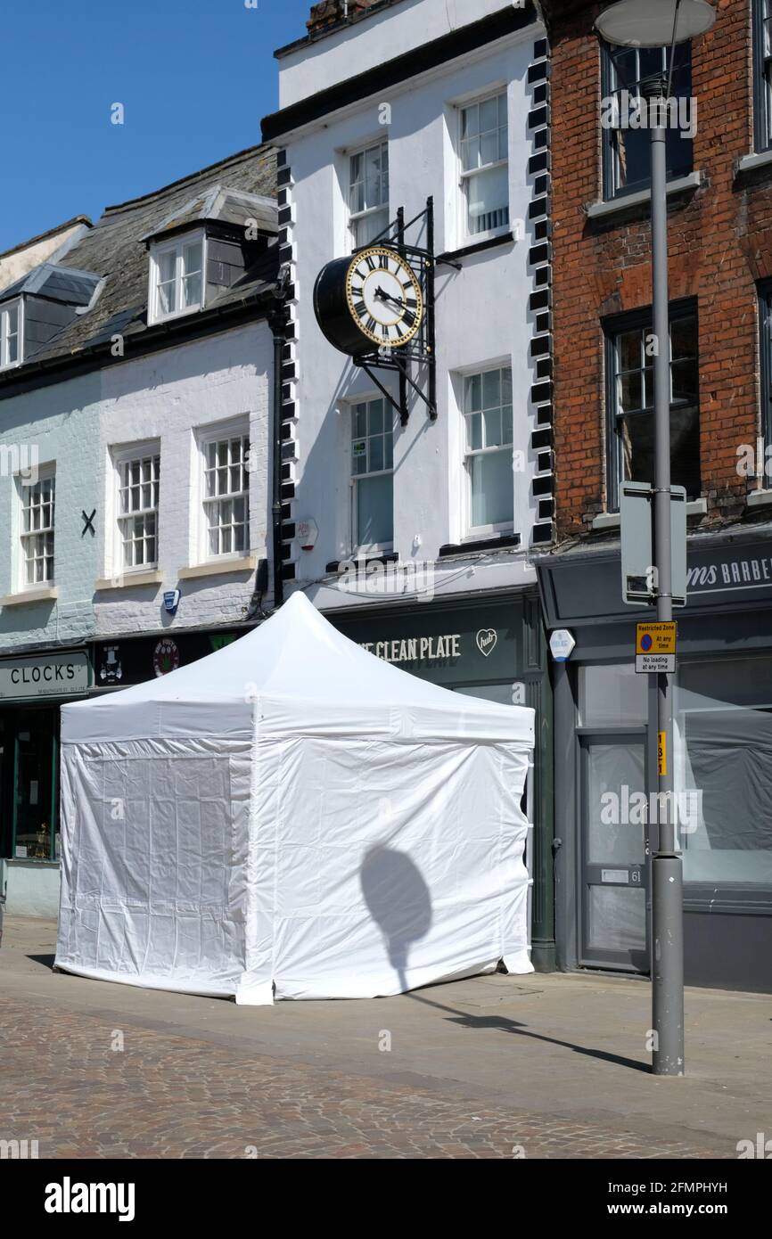 Présence policière et scientifique à Gloucester après qu'une équipe de cinéma a rapporté avoir trouvé des preuves qui pourraient être liées à la disparition de Mary Bastholm en 1968. Maintenant appelé la plaque propre, le café précédent aurait été fréquenté par le tueur en série Fred West. L'ancienne maison de West Cromwell St est locale Banque D'Images