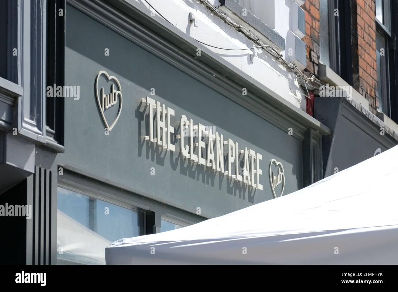 Présence policière et scientifique à Gloucester après qu'une équipe de cinéma a rapporté avoir trouvé des preuves qui pourraient être liées à la disparition de Mary Bastholm en 1968. Maintenant appelé la plaque propre, le café précédent aurait été fréquenté par le tueur en série Fred West. L'ancienne maison de West Cromwell St est locale Banque D'Images