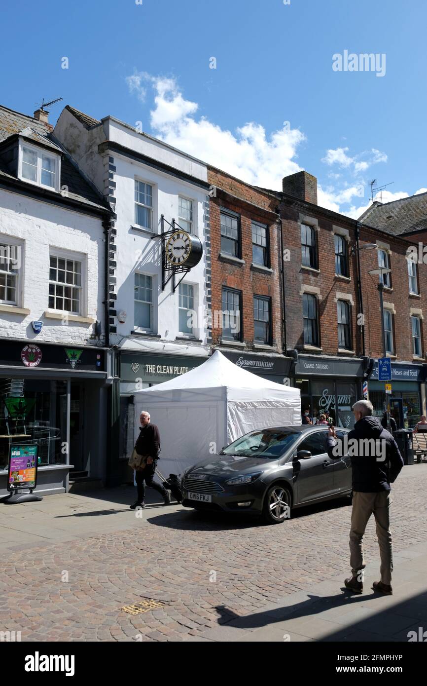 Présence policière et scientifique à Gloucester après qu'une équipe de cinéma a rapporté avoir trouvé des preuves qui pourraient être liées à la disparition de Mary Bastholm en 1968. Maintenant appelé la plaque propre, le café précédent aurait été fréquenté par le tueur en série Fred West. L'ancienne maison de West Cromwell St est locale Banque D'Images