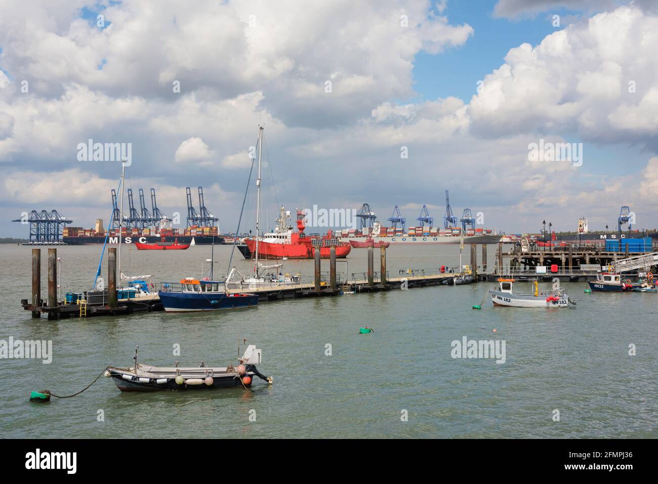 Port de Harwich au Royaume-Uni, vue sur le port de Harwich avec des quais de Felixstowe visibles au loin à travers l'estuaire de la rivière Stour, Essex, Angleterre, Royaume-Uni Banque D'Images