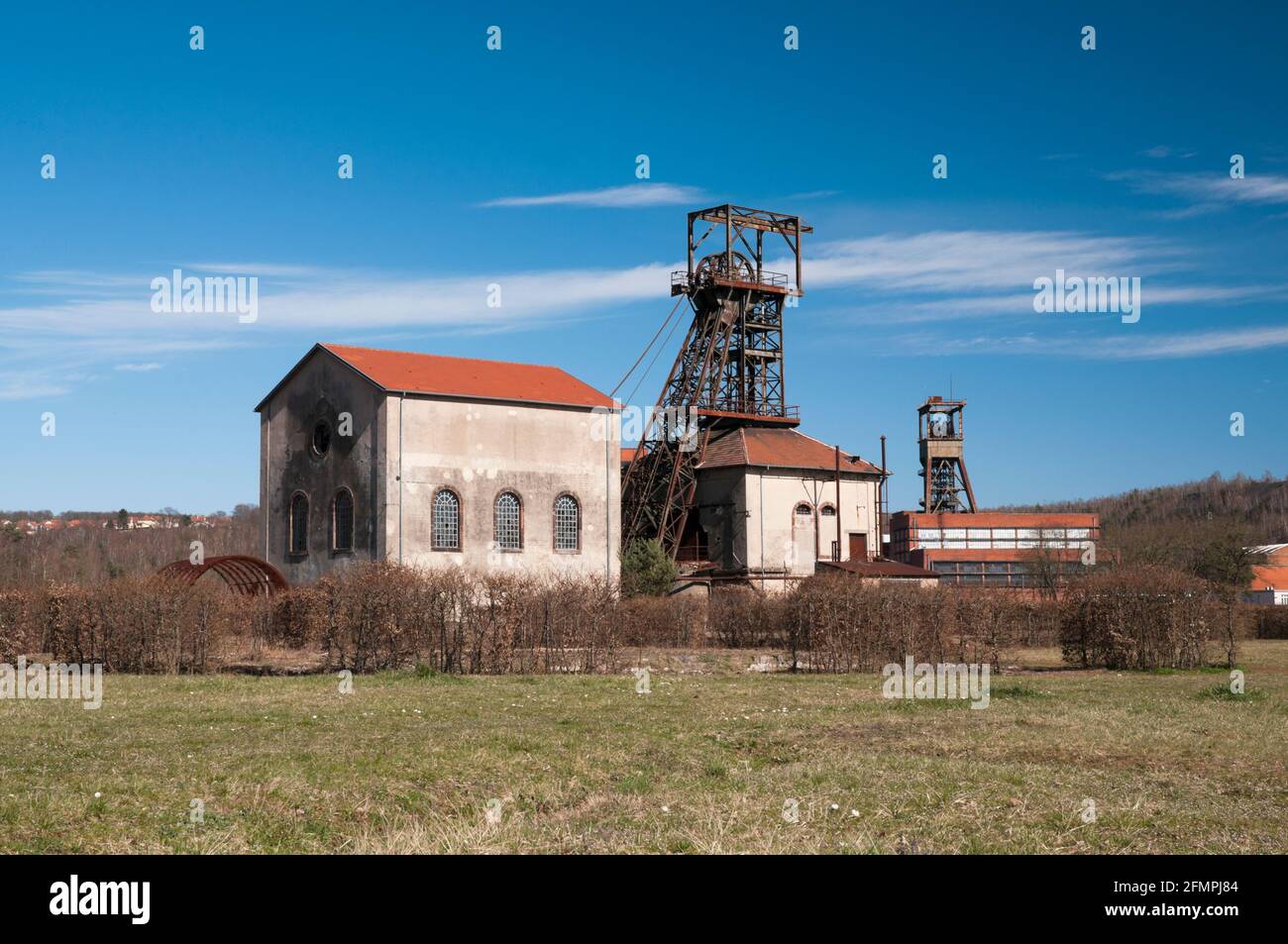 Deux anciennes tours de l'arbre et de bâtiments désaffectés, la mine Wendel Musée, Petite Rosselle, Moselle, Lorraine, France Banque D'Images