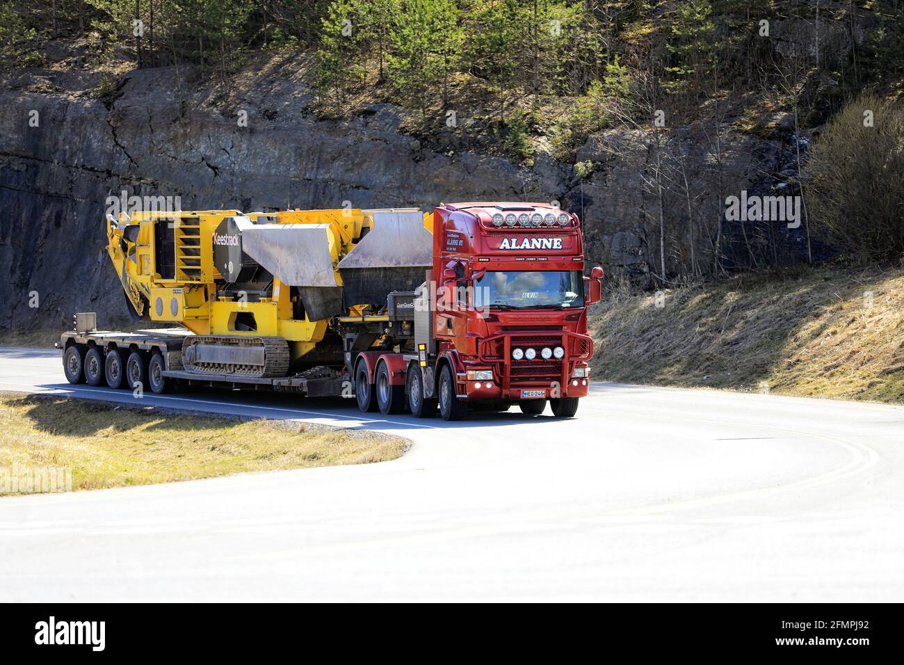 Le camion Red Scania Lavettikuljetus Alanne Oy tire le concasseur à mâchoires B5 de Keestrack sur une semi-remorque à plateau surchargée. Grande charge. Forssa, Finlande. 29 avril 2021. Banque D'Images