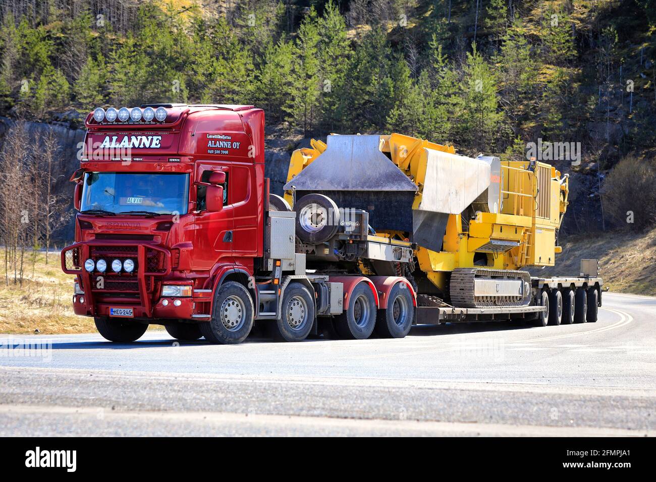 Le camion Red Scania Lavettikuljetus Alanne Oy tire le concasseur à mâchoires B5 de Keestrack sur une semi-remorque à plateau surchargée. Grande charge. Forssa, Finlande. 29 avril 2021. Banque D'Images