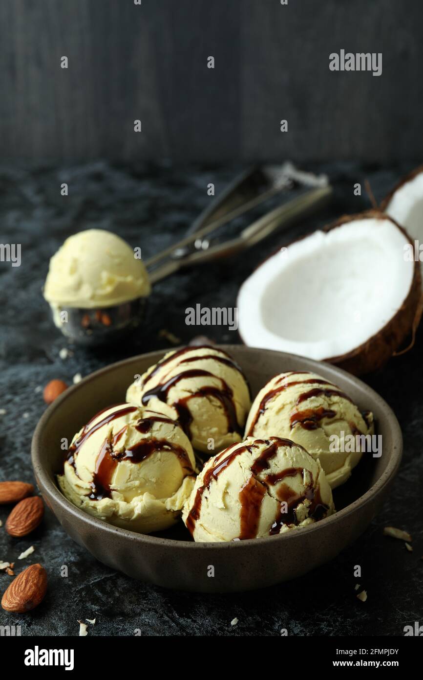 Bol avec boules de crème glacée et ingrédients sur le smokey noir tableau Banque D'Images