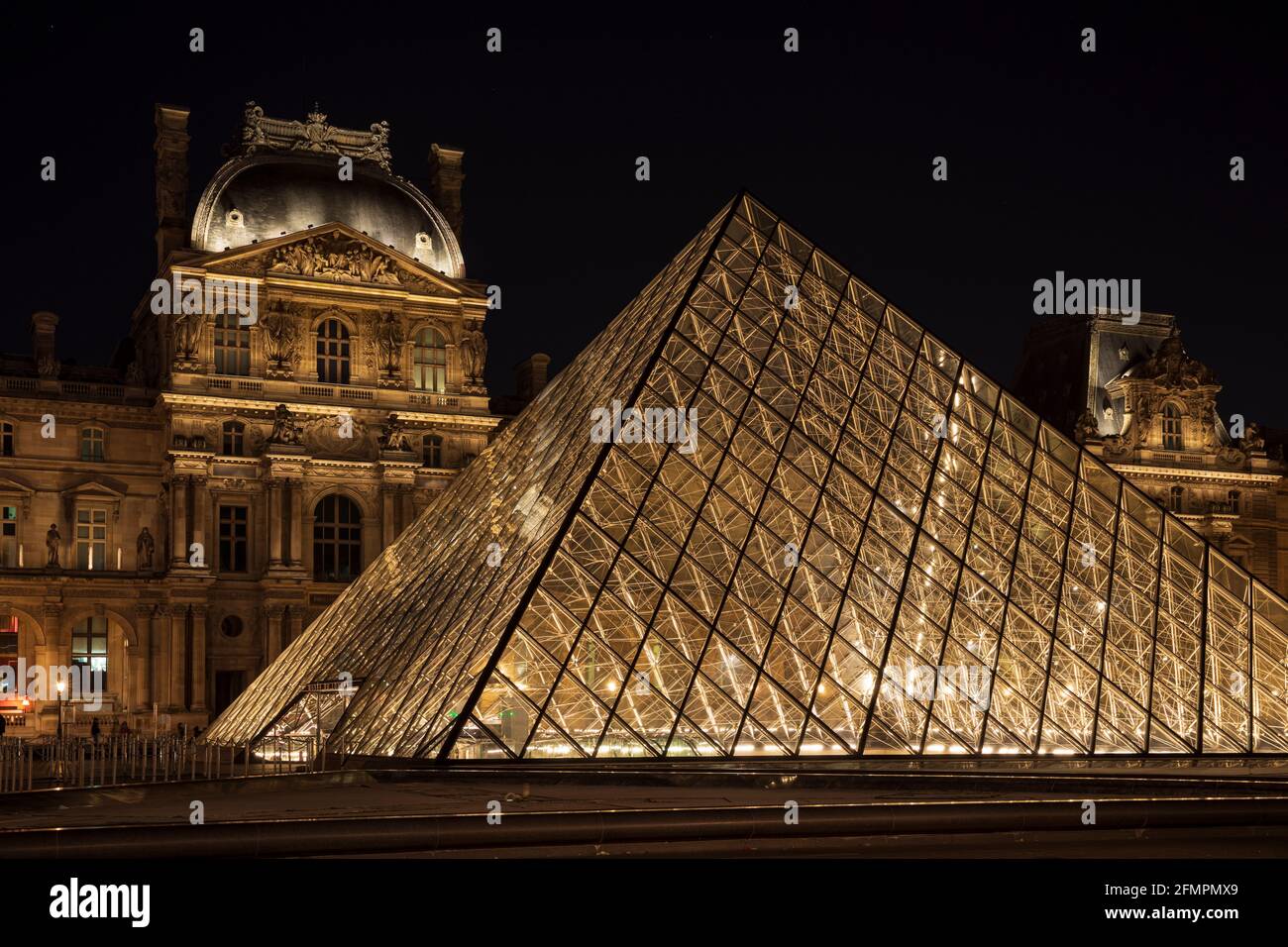La Pyramide du Louvre / Pyramide du Louvre & Pavillon Richelieu, Musée du Louvre, Paris, France. Banque D'Images